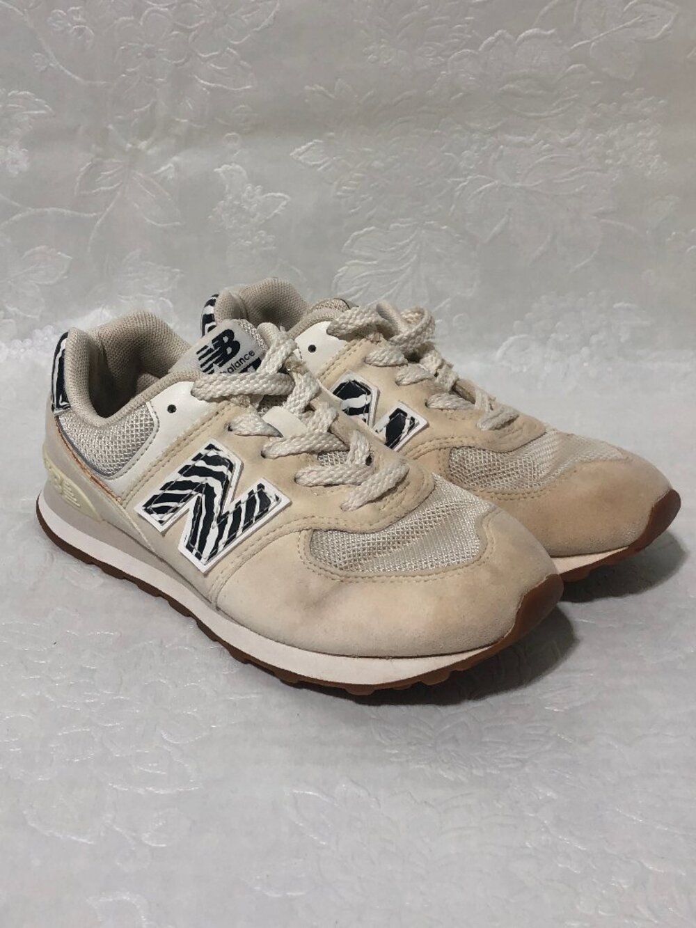 New Balance 574 Sea Salt Zebra Youth Kids Sneaker Size 1.5 Suede
